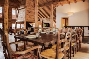 Εστιατόριο ή άλλο μέρος για φαγητό στο LA CHAUMINE - chalet with sauna and panoramic view