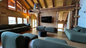 Χώρος καθιστικού στο LA CHAUMINE - chalet with sauna and panoramic view