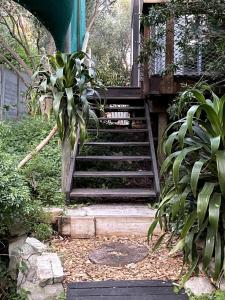 eine Treppe, die zu einem Haus führt in der Unterkunft Olive Cottage Scarborough Seaside Village in Scarborough