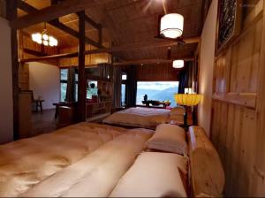 een slaapkamer met 3 bedden in een kamer bij 松潘怿宿古道牧风民宿Yisu in Songpan