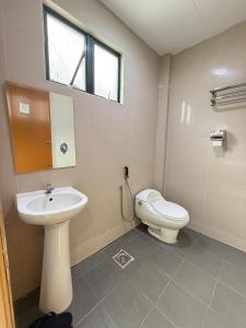 Koupelna v ubytování AQ Hotel