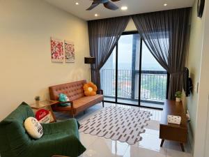 Una sala de estar con un sofá y una ventana grande. en SkyTree Bukit Indah Aeon near Legoland Perling, en Johor Bahru