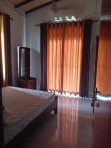 Postel nebo postele na pokoji v ubytování Nirmala Homestay