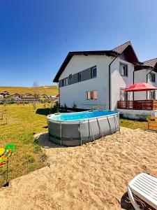 ein großes Schwimmbad vor einem Haus in der Unterkunft Cabana Ursu in Iaşi