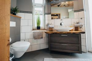 a bathroom with a toilet and a sink at Ferienhaus Getreidesilo in Schneverdingen