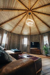 a living room with a large ceiling with a couch at Ferienhaus Getreidesilo in Schneverdingen