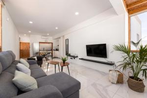 Una televisión o centro de entretenimiento en Apartamento Fatima by Escape Home