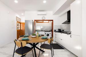 Una cocina o cocineta en Apartamento Fatima by Escape Home 9 fotos más