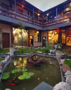 een koivijver voor een huis bij 松潘怿宿古道牧风民宿Yisu in Songpan