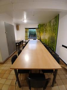 a conference room with a large wooden table and chairs at Gîte du sanglier in Durbuy