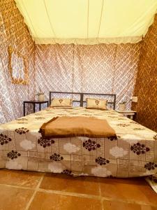 Voodi või voodid majutusasutuse Kala Kutir Tent Stay near Taj Mahal King sized Bed toas