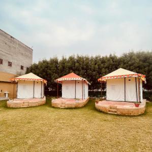 Foto sihtkohas Tājganj asuva majutusasutuse Kala Kutir Tent Stay near Taj Mahal King sized Bed galeriist