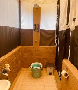 Vannituba majutusasutuses Kala Kutir Tent Stay near Taj Mahal King sized Bed