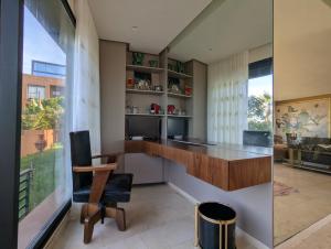 Et opholdsområde på Seafront Luxury Villa with Amazing pool! + 40 billeder