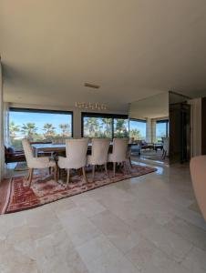 ダル・ブアッザにあるSeafront Luxury Villa with Amazing pool!のオープンリビングルーム(ダイニングテーブル、椅子付)