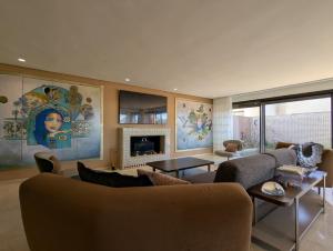 ダル・ブアッザにあるSeafront Luxury Villa with Amazing pool!のソファと暖炉のあるリビングルーム