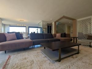 ダル・ブアッザにあるSeafront Luxury Villa with Amazing pool!のソファとコーヒーテーブルのあるリビングルーム