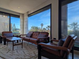 ダル・ブアッザにあるSeafront Luxury Villa with Amazing pool!のリビングルーム(革製家具、大きな窓付) +41枚の写真