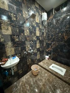 ein Badezimmer mit Waschbecken und Toilette in der Unterkunft Grand Vista Kashi 2BHK Home in Varanasi + 4 Fotos