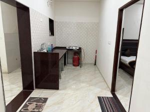 ein Badezimmer mit Waschbecken und Spiegel in der Unterkunft Grand Vista Kashi 2BHK Home in Varanasi