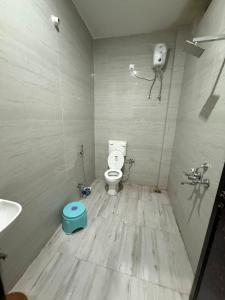 ein Badezimmer mit Toilette und Waschbecken in der Unterkunft Grand Vista Kashi 2BHK Home in Varanasi