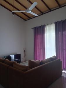 TV a/nebo společenská místnost v ubytování Nirmala Homestay