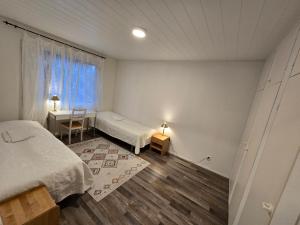 Postel nebo postele na pokoji v ubytování Anttoninvahe 5 - upea talo Raumalla