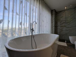 Et badeværelse på Seafront Luxury Villa with Amazing pool!