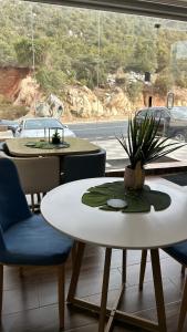 a table and chairs in a room with a window at نزل الصيف للشقق المخدومة in Al Namas