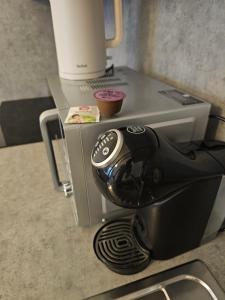 eine Kaffeemaschine auf einer Theke in der Unterkunft NEW Apartment - O2 Arena Prague with parking in Prag + 2 Fotos