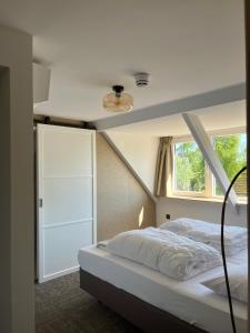 Postel nebo postele na pokoji v ubytování Groepsaccommodatie De Landerij