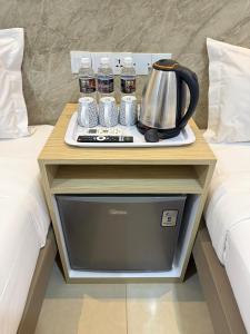 Příslušenství pro přípravu čaje a kávy v ubytování AQ Hotel