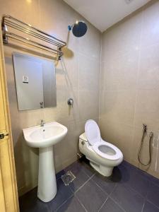 Koupelna v ubytování AQ Hotel