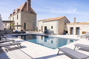 een groot zwembad voor een gebouw bij Le Domaine de la Haye - Gîtes in Saint-Christophe-du-Bois