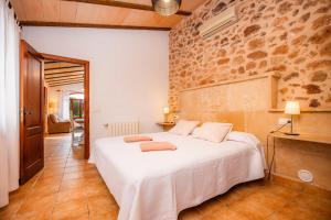 Ένα ή περισσότερα κρεβάτια σε δωμάτιο στο Agroturismo Son Llado +97 φωτογραφίες