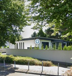 Una casa con un cartel en el costado. en Messelodge Deiker Höfe, en Düsseldorf