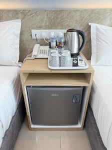 Příslušenství pro přípravu čaje a kávy v ubytování AQ Hotel + 16 fotografií