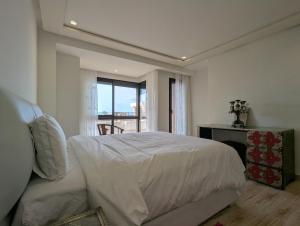 En eller flere senge i et værelse på Seafront Luxury Villa with Amazing pool!