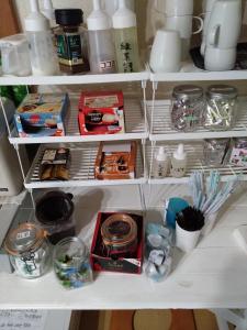 ein Regal in einem Kühlschrank mit vielen Gegenständen in der Unterkunft Nedokoro Minamihama Kujukuri - Vacation STAY 42149v in Sanmu