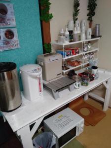 ein weißer Tisch mit einer Theke und einem Gerät darauf in der Unterkunft Nedokoro Minamihama Kujukuri - Vacation STAY 42149v in Sanmu