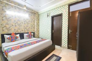1 dormitorio con 1 cama en una habitación con puerta en Via Chaudhary Palace, en Nueva Delhi