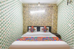 un dormitorio con una cama grande en una habitación en Via Chaudhary Palace, en Nueva Delhi 17 fotos más