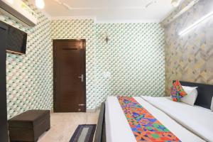 Habitación pequeña con cama y puerta en Via Chaudhary Palace, en Nueva Delhi
