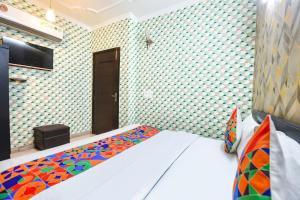 un dormitorio con una cama en una habitación en Via Chaudhary Palace, en Nueva Delhi