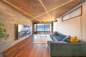 una sala de estar con un sofá y una mesa en 舟屋 栄-Funaya Sakasu-, en Kameshima