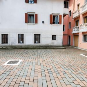 eine leere Straße vor einem Gebäude in der Unterkunft Appartamento Dolomiti Perarolo Tramonti sul Boite in Perarolo di Cadore + 2 Fotos