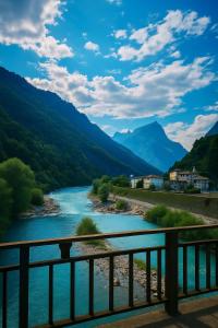 Blick auf einen Fluss mit Bergen im Hintergrund in der Unterkunft Appartamento Dolomiti Perarolo Tramonti sul Boite in Perarolo di Cadore