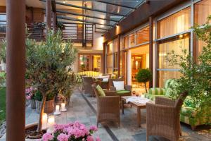 A seating area at Hotel Heubad
