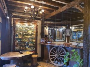 uma sala com um balcão com uma roda. em The Teapot Hotel em Naga