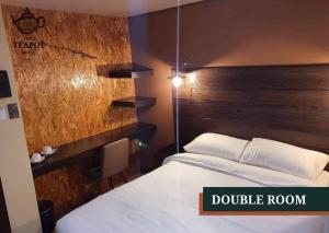 um quarto com uma cama e um quarto duplo em The Teapot Hotel em Naga